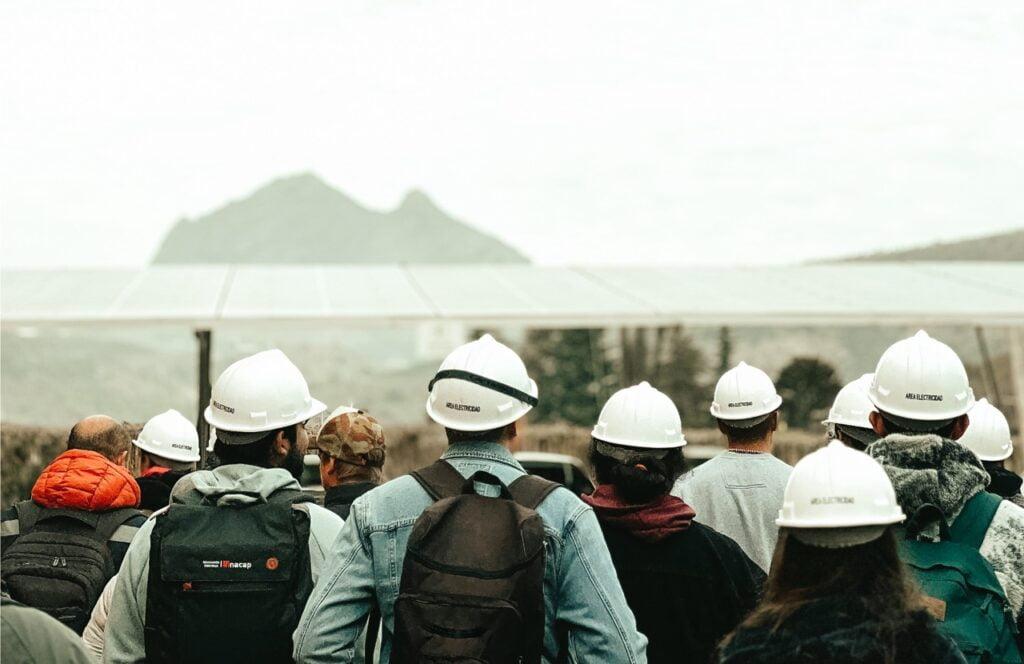 En la foto, el moderno estacionamiento solar compuesto por 144 paneles solares bi-faciales, que dan un total de 77 kWp de potencia a nuestro cliente Fundo Quilaco.